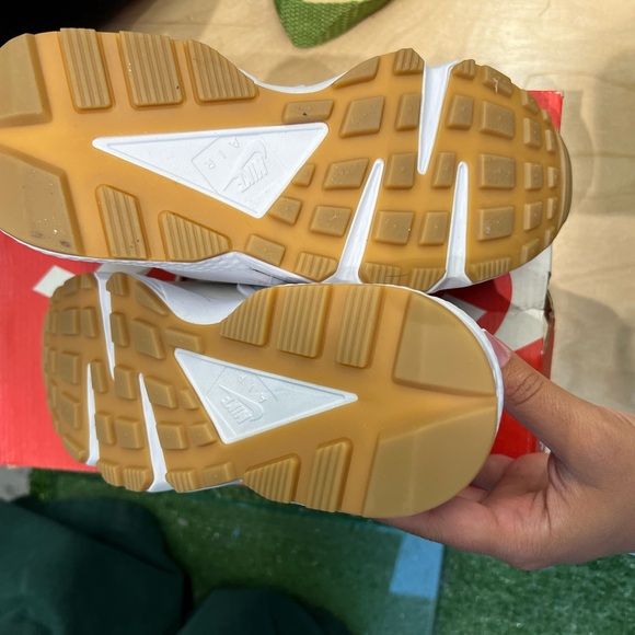 Women phantom white fossil, Nike air Huarache size 6 - Picture 6 of 7